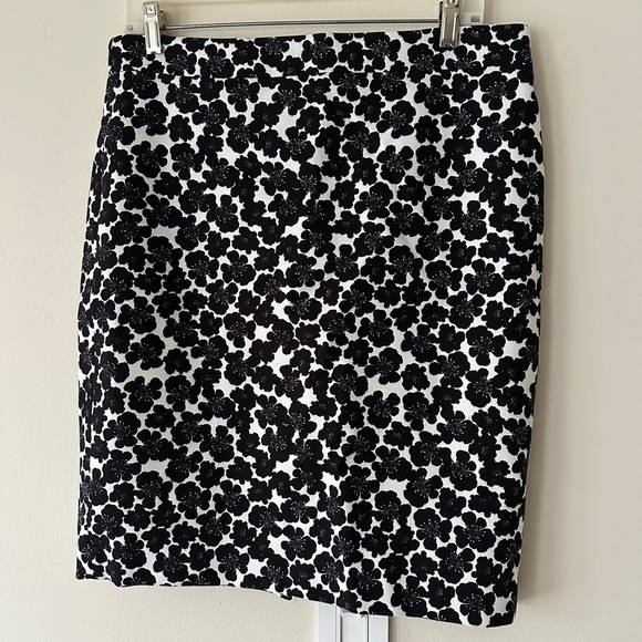 J Crew Floral Print Pencil Skirt Size 8 Office Siren Academia Goth Preppy - Picture 2 of 9